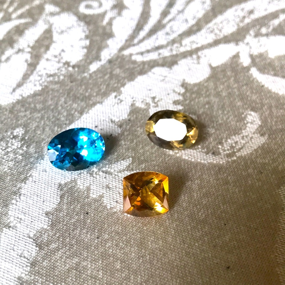 Various loose gem stones